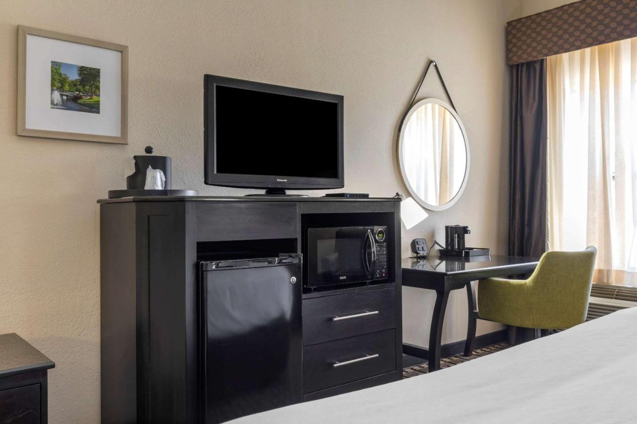King Room with Roll-In Shower - Accessible/Non Smoking at Comfort Inn Sherman - Denison Area