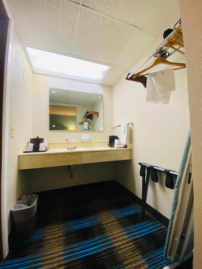 | Days Inn & Suites by Wyndham St. Ignace Lakefront
