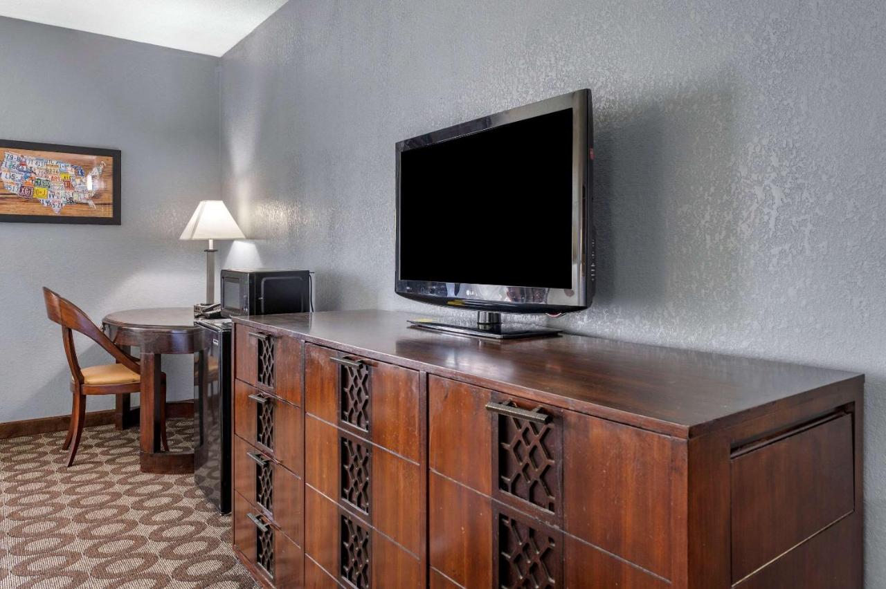 King Room - Accessible/Non-Smoking at Econo Lodge Lafayette near University