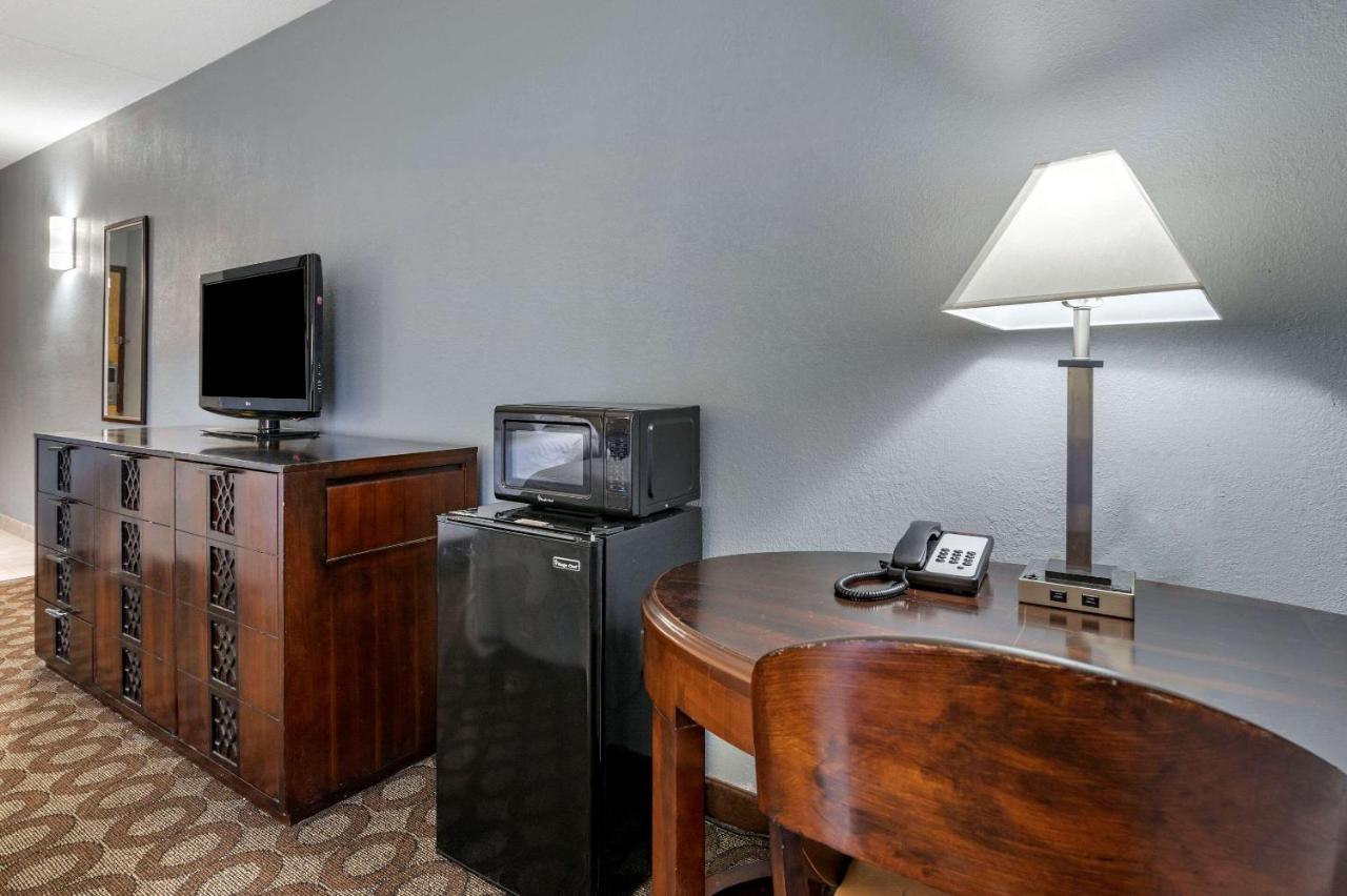 Queen Room - Accessible/Non-Smoking at Econo Lodge Lafayette near University