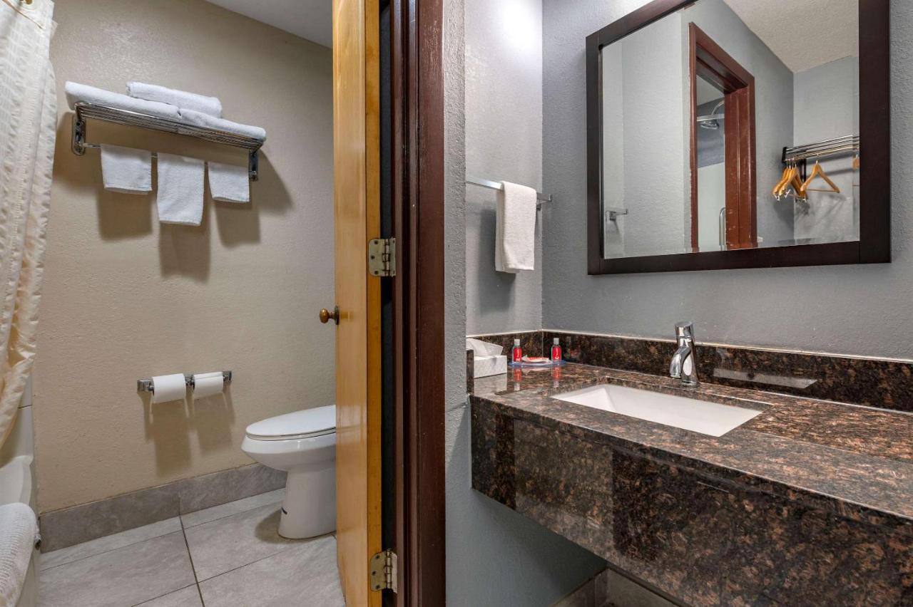 Queen Room - Accessible/Non-Smoking at Econo Lodge Lafayette near University