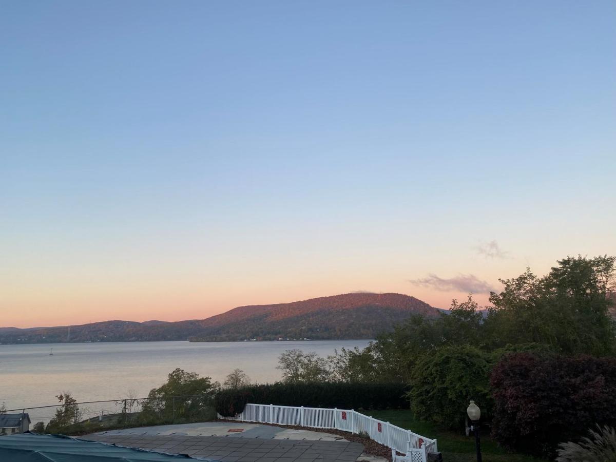 | Inn on the Hudson