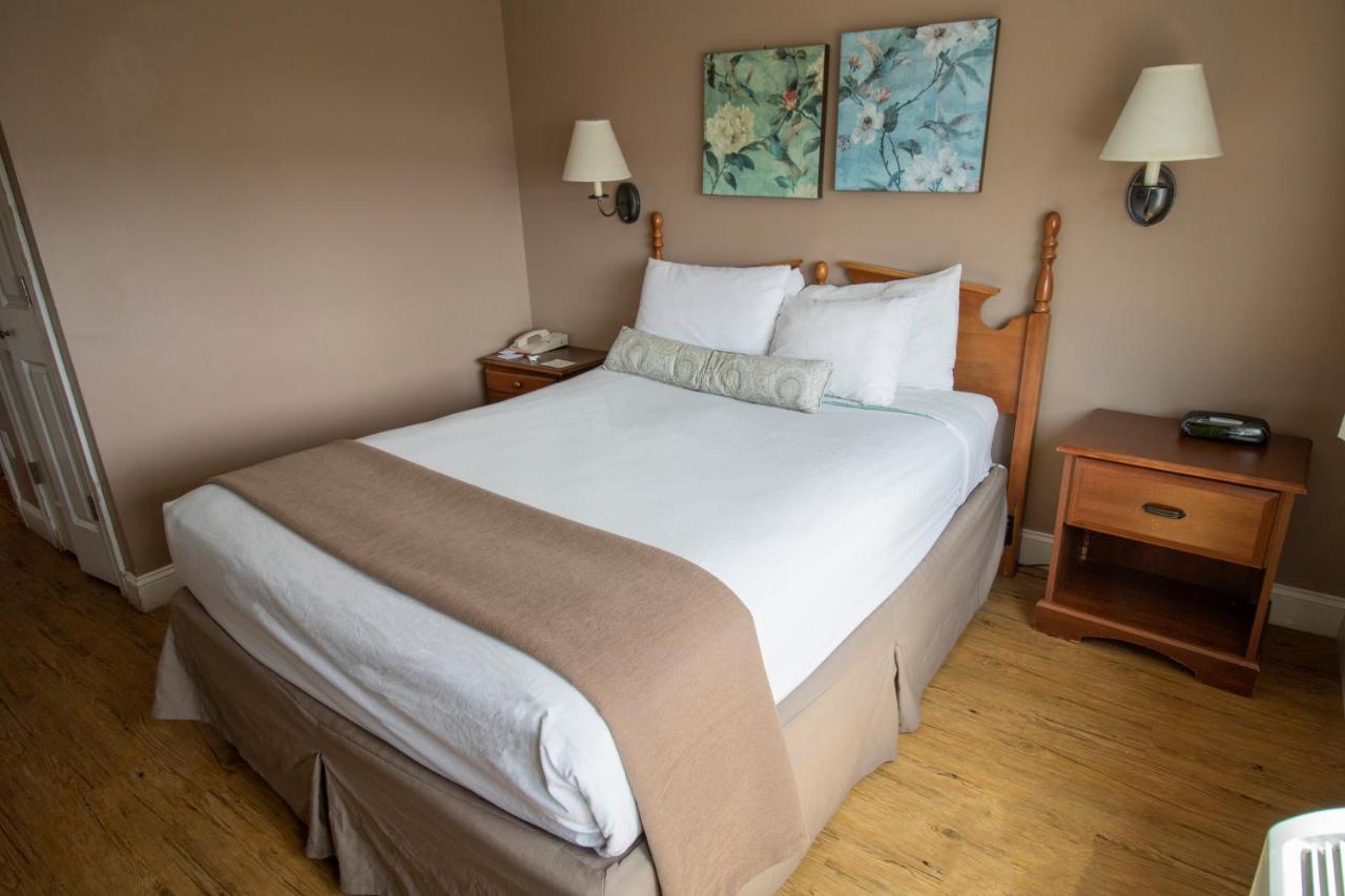 | Inn on the Hudson