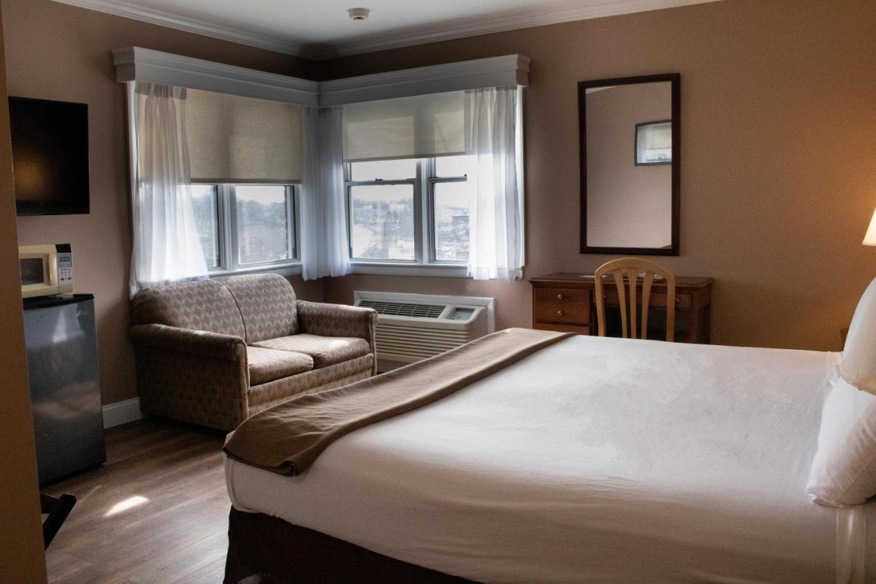 | Inn on the Hudson