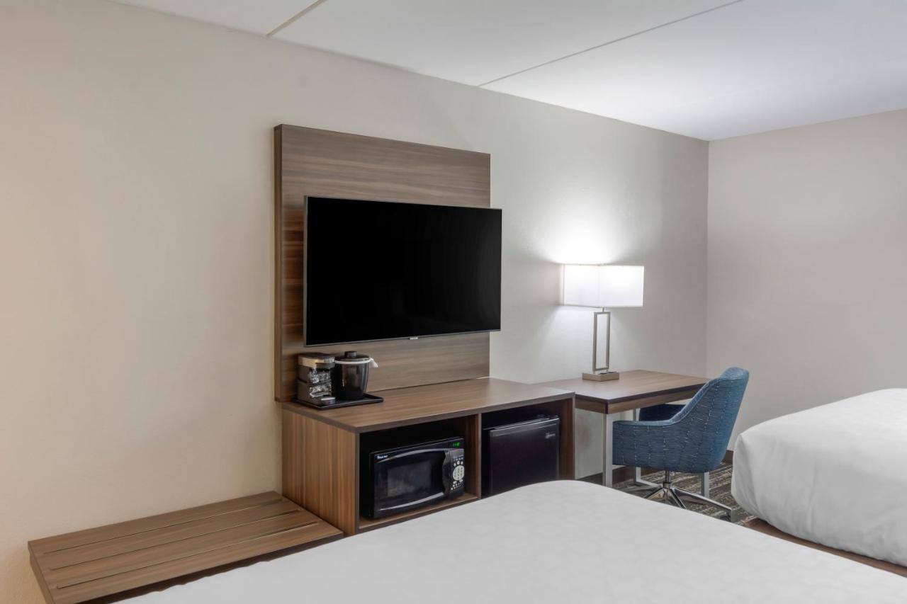 Standard Queen Room with Two Queen Beds - Non Smoking  at Clarion Pointe Charlottesville