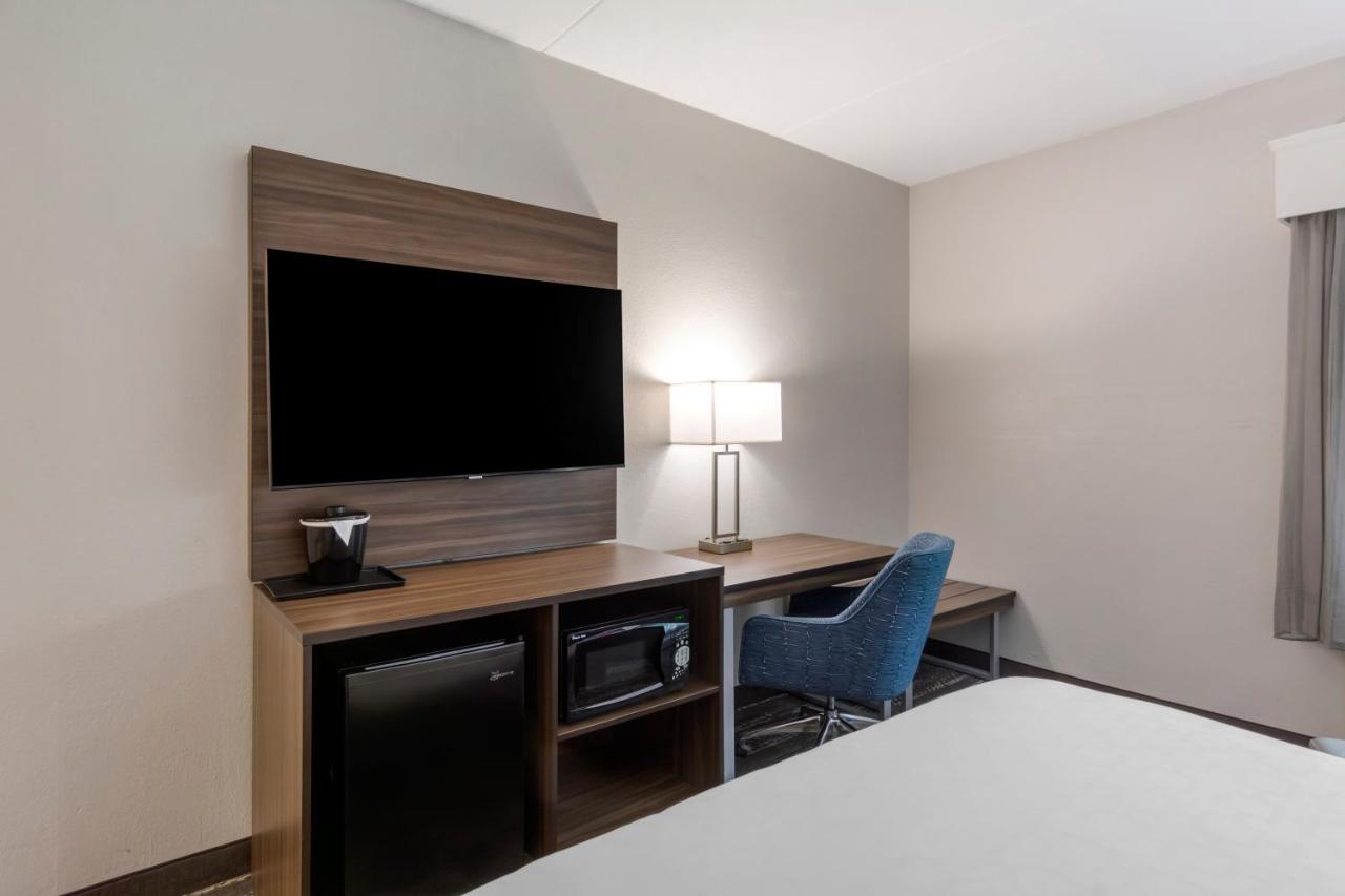 Queen Room with Accessible Tub - Accessible/Non Smoking at Clarion Pointe Charlottesville