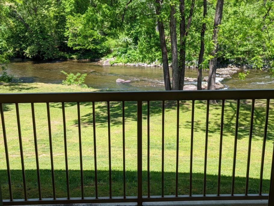 King Suite with River View - Accessible - Non-Smoking at Quality Inn Cherokee Riverside