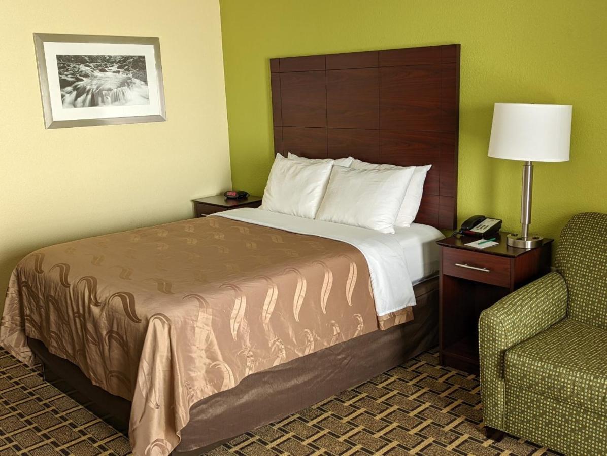 Queen Room with Roll-In Shower - Accessible/Non-Smoking at Quality Inn Cherokee Riverside