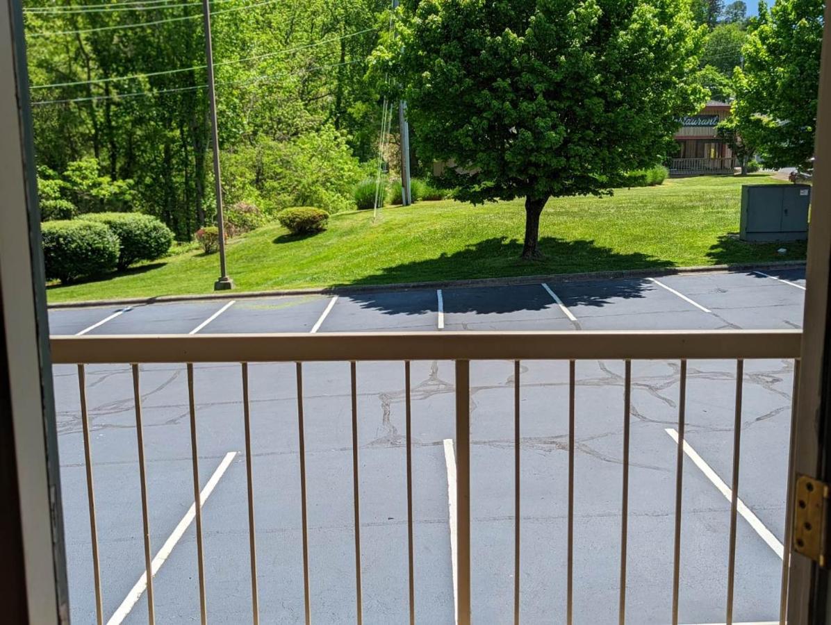 Queen Room with Accessible Tub - Accessible/Non-Smoking at Quality Inn Cherokee Riverside