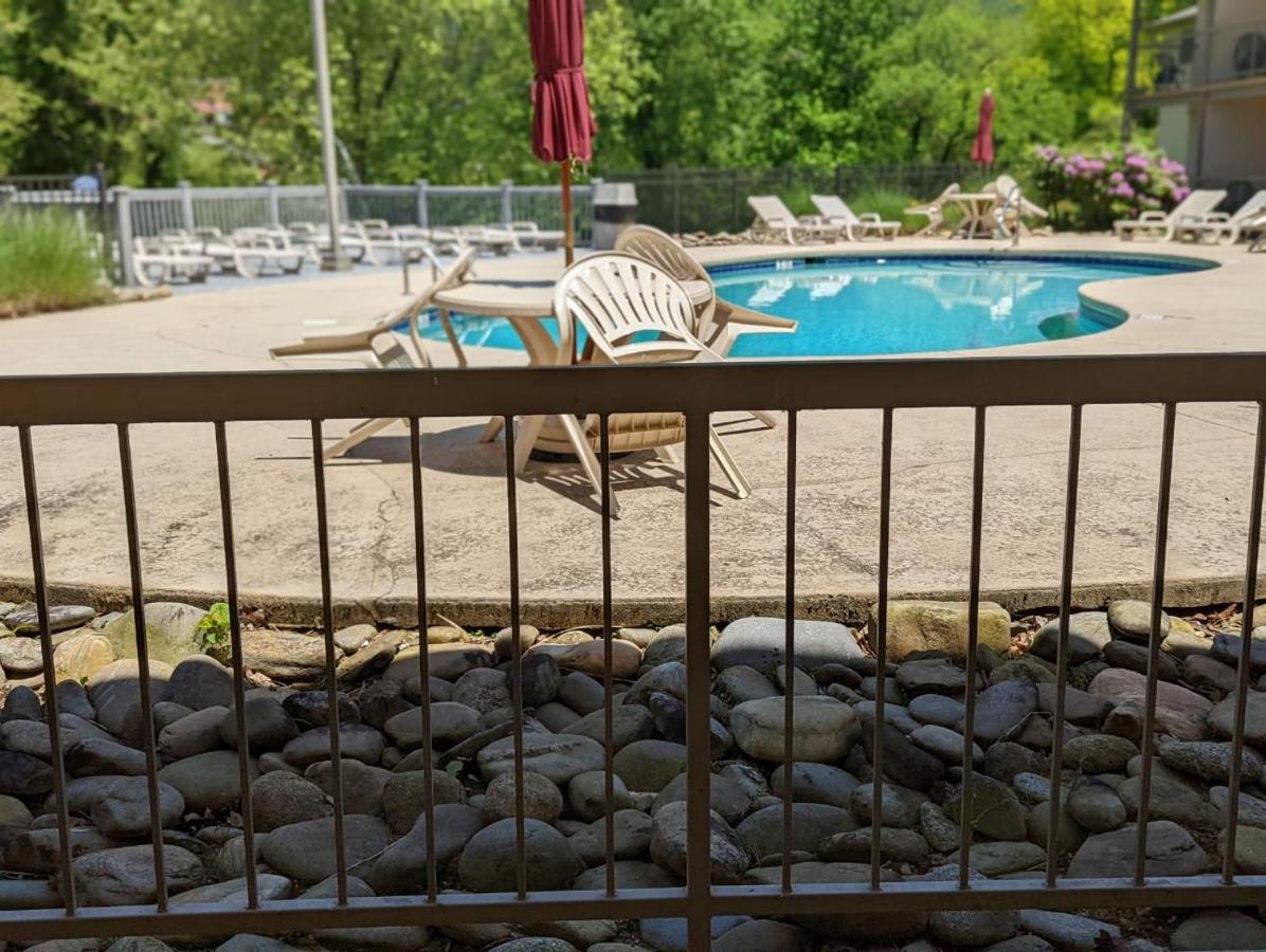 King Room with Balcony - Non-Smoking at Quality Inn Cherokee Riverside