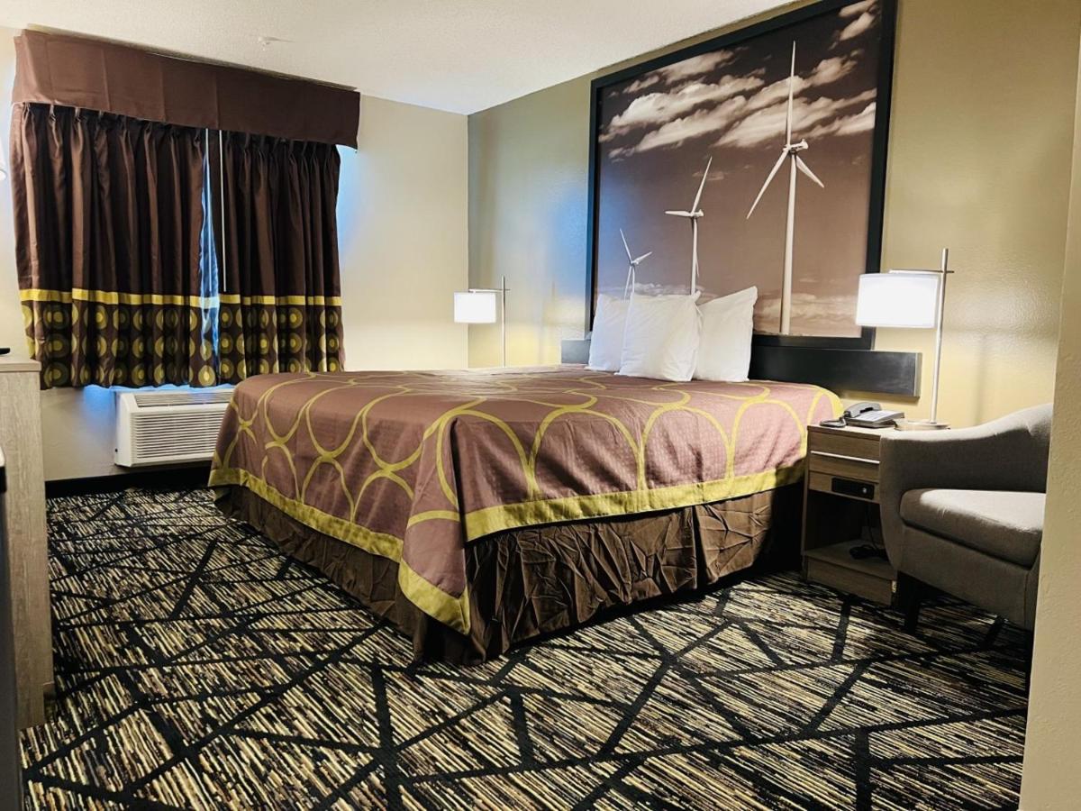 1 King Bed, Mobility Accessible Room, Bathtub w/ Grab Bars, Non-Smoking at Super 8 by Wyndham Pratt