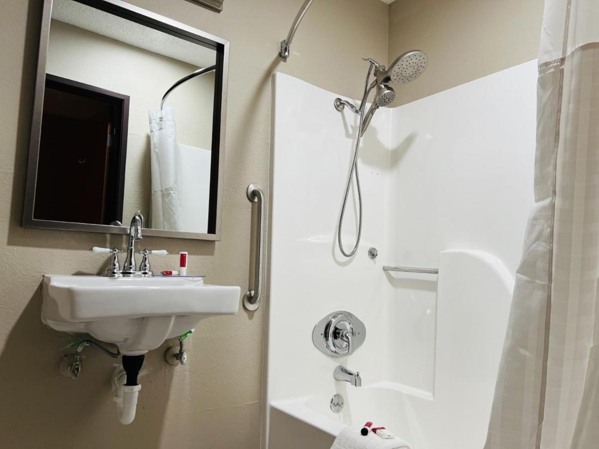 1 King Bed, Mobility Accessible Room, Bathtub w/ Grab Bars, Non-Smoking at Super 8 by Wyndham Pratt