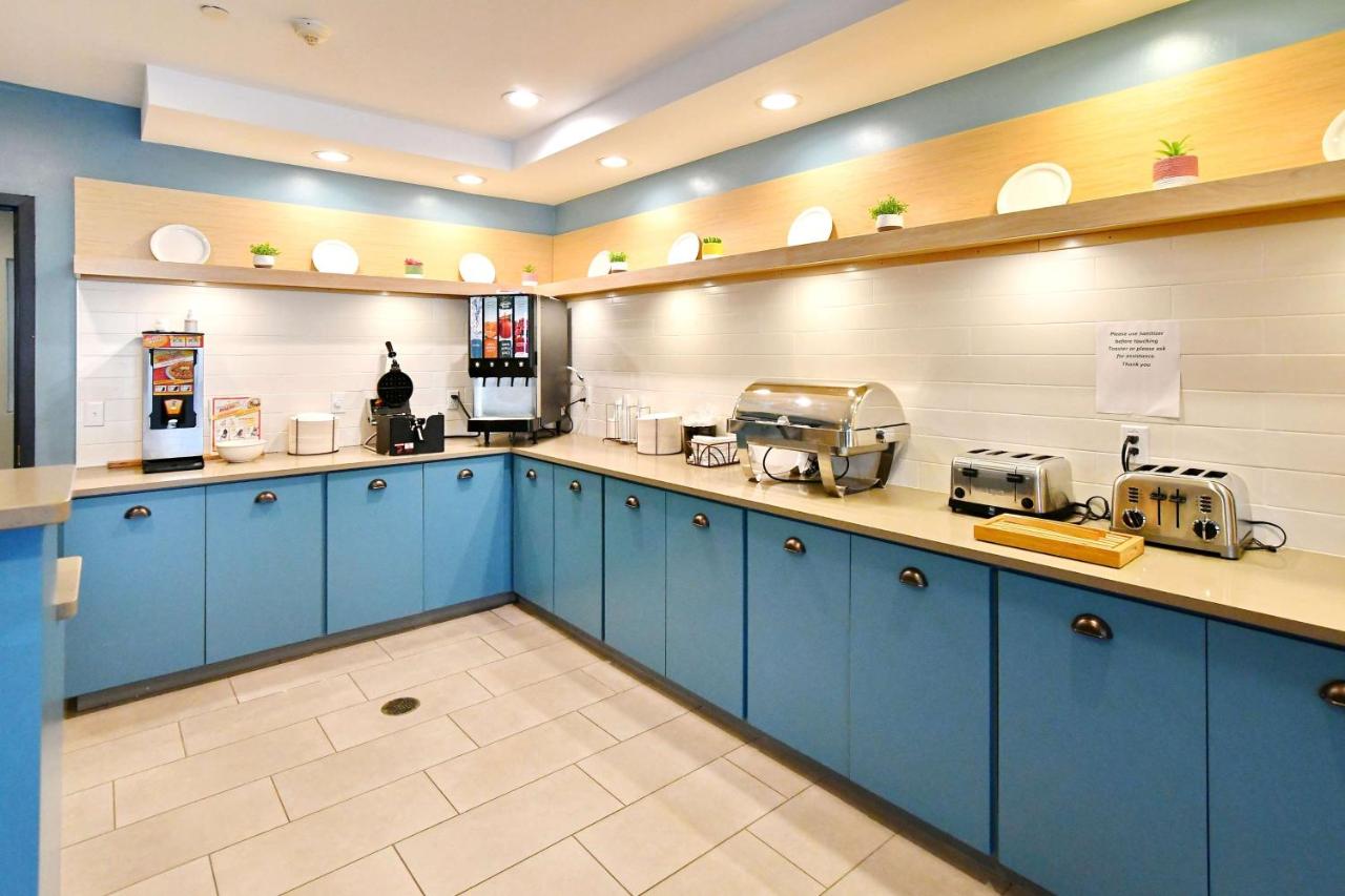 | Country Inn & Suites by Radisson, Mount Morris, NY
