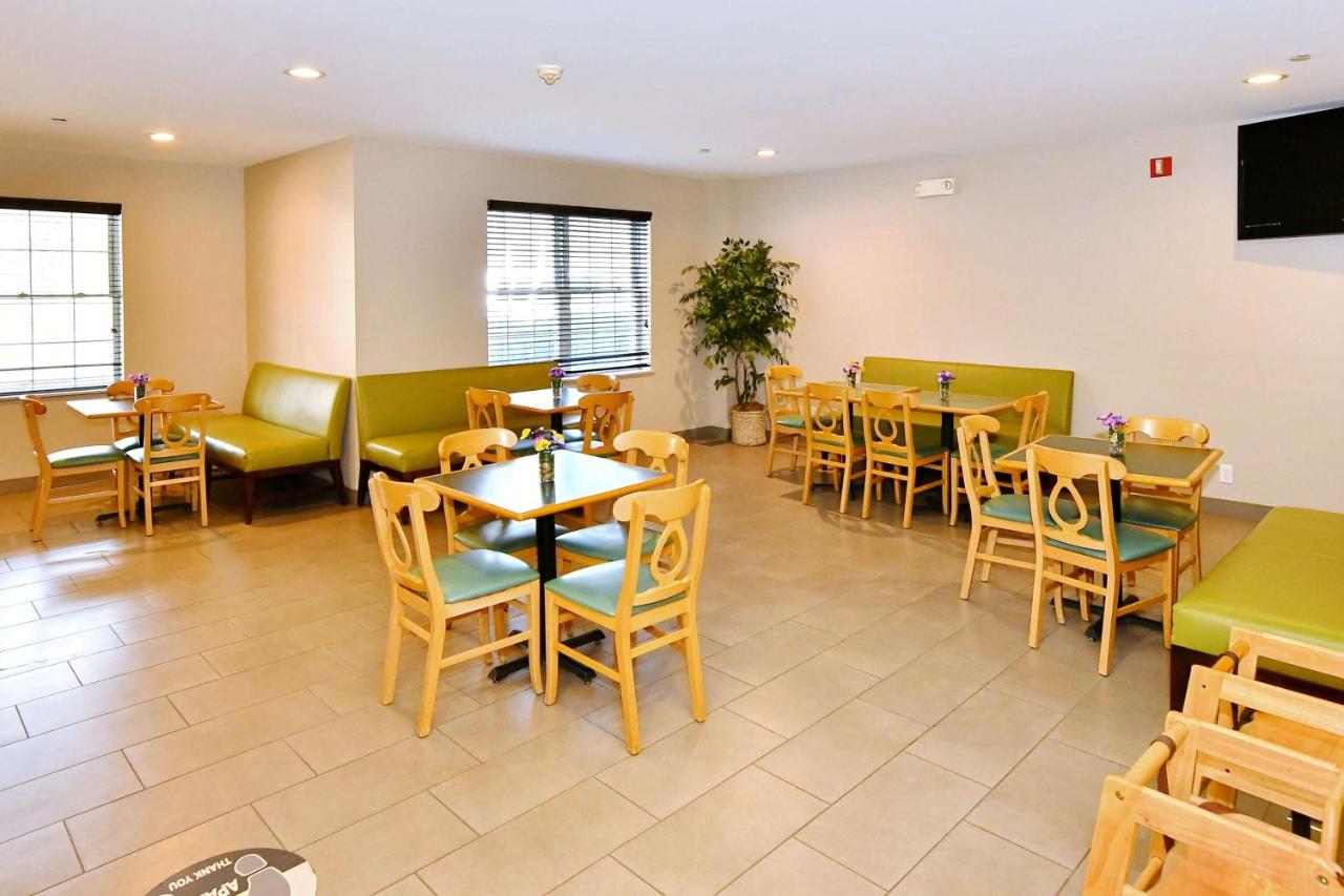 | Country Inn & Suites by Radisson, Mount Morris, NY
