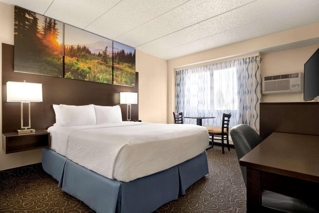 Std. Queen Room - Non-Smoking at Days Inn by Wyndham Fort Collins