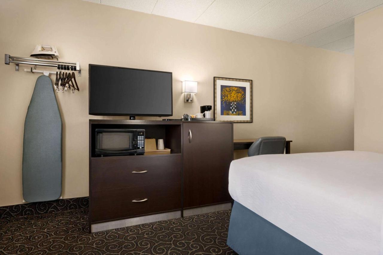 Std. Queen Room - Non-Smoking at Days Inn by Wyndham Fort Collins