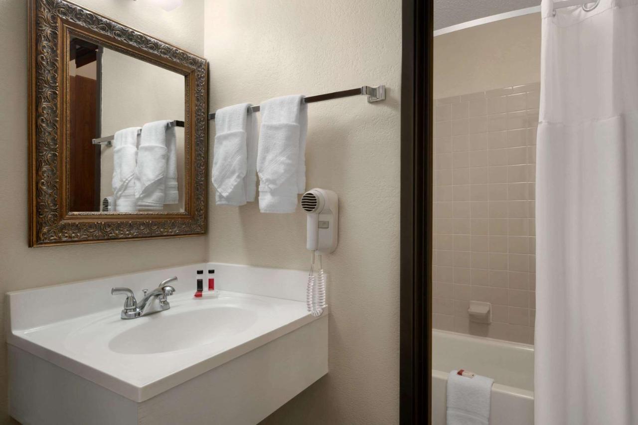 Std. Queen Room - Non-Smoking at Days Inn by Wyndham Fort Collins