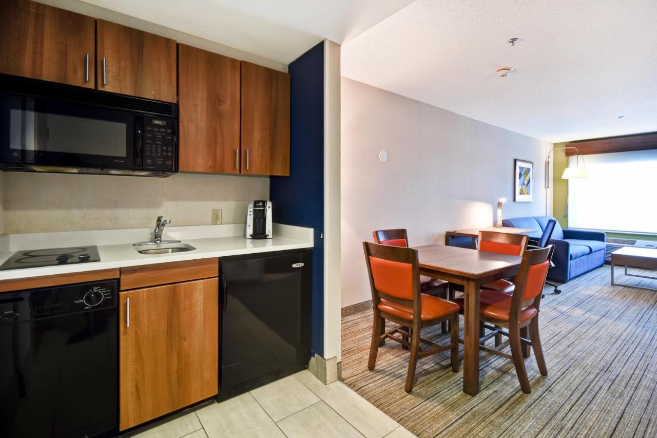 | Holiday Inn Express Newport North - Middletown, an IHG Hotel