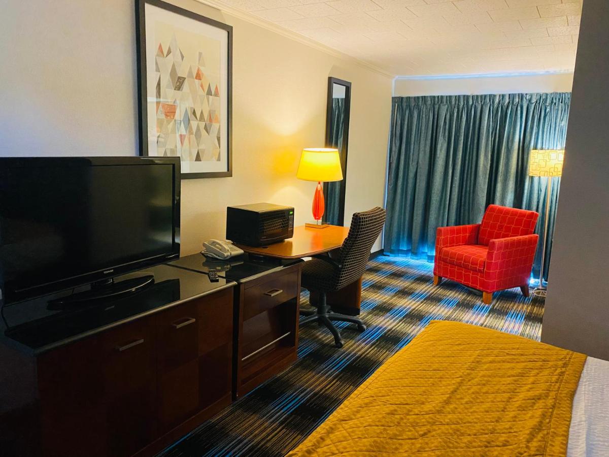  | Days Inn & Suites by Wyndham St. Ignace Lakefront