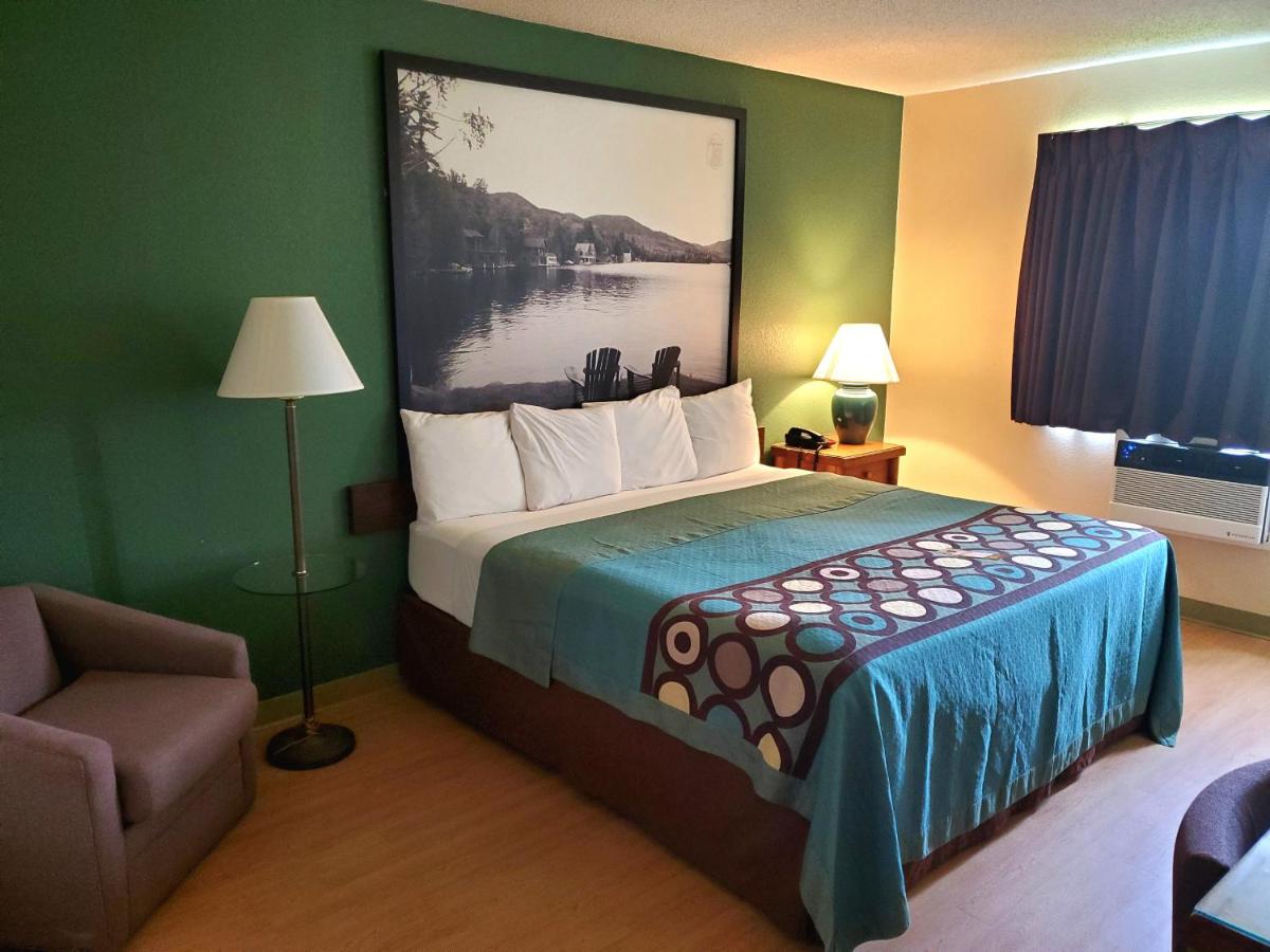 | Super 8 by Wyndham Ticonderoga