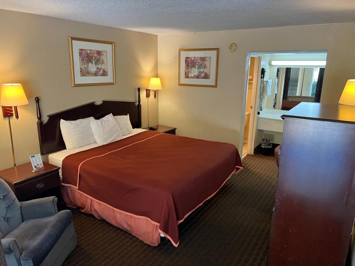 Standard King Room - Non Smoking at Rodeway Inn Cleveland TN I-75