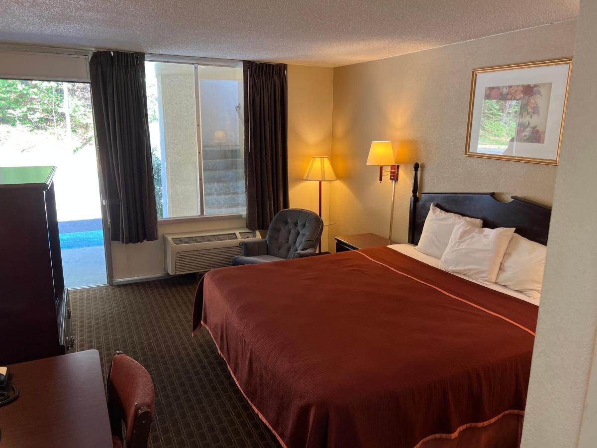 Standard King Room - Non Smoking at Rodeway Inn Cleveland TN I-75