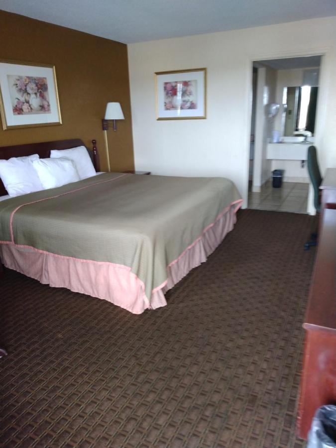 King Room - Accessible/Non Smoking at Rodeway Inn Cleveland TN I-75