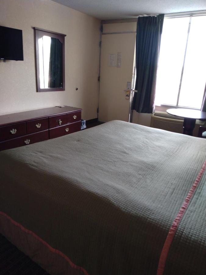 King Room - Accessible/Non Smoking at Rodeway Inn Cleveland TN I-75