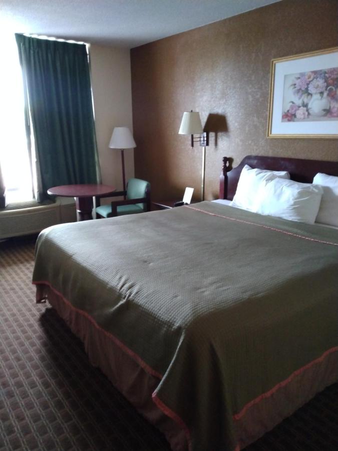 King Room - Accessible/Non Smoking at Rodeway Inn Cleveland TN I-75