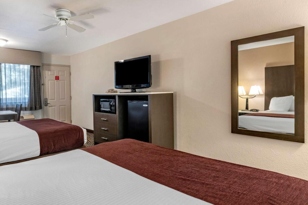 Business Queen Room with Two Queen Beds - Non-Smoking at Best Western Orchard Inn