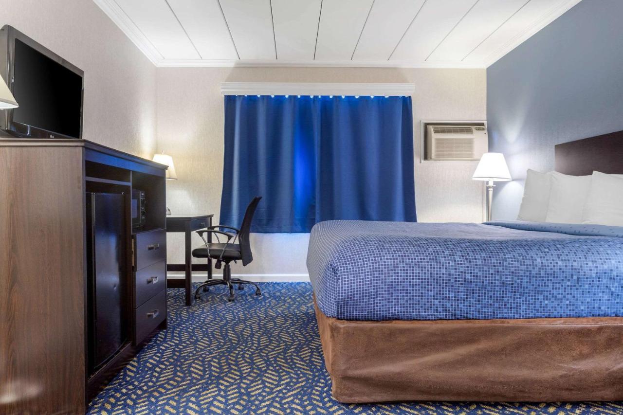 | Econo Lodge Hicksville