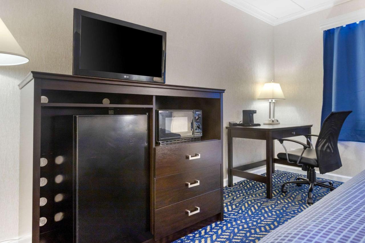 | Econo Lodge Hicksville
