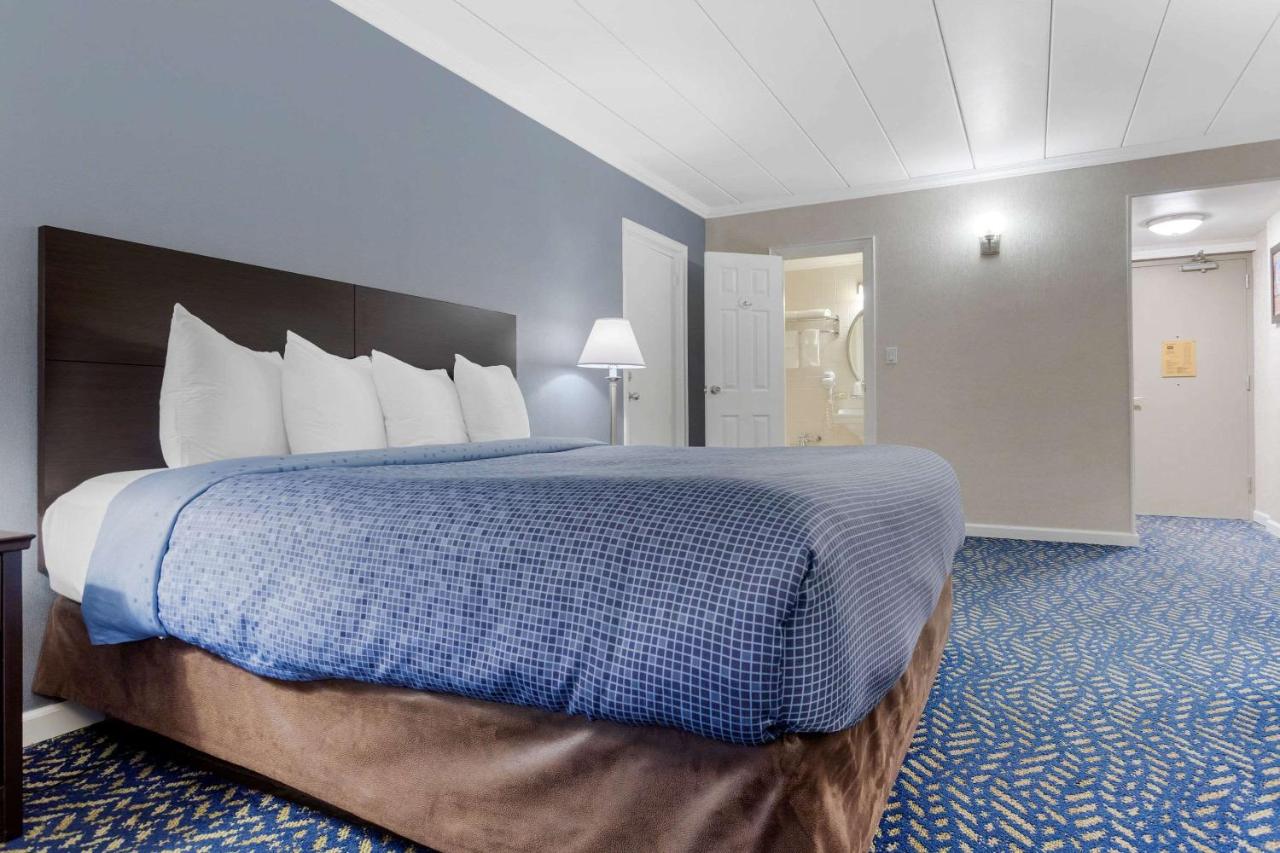 | Econo Lodge Hicksville