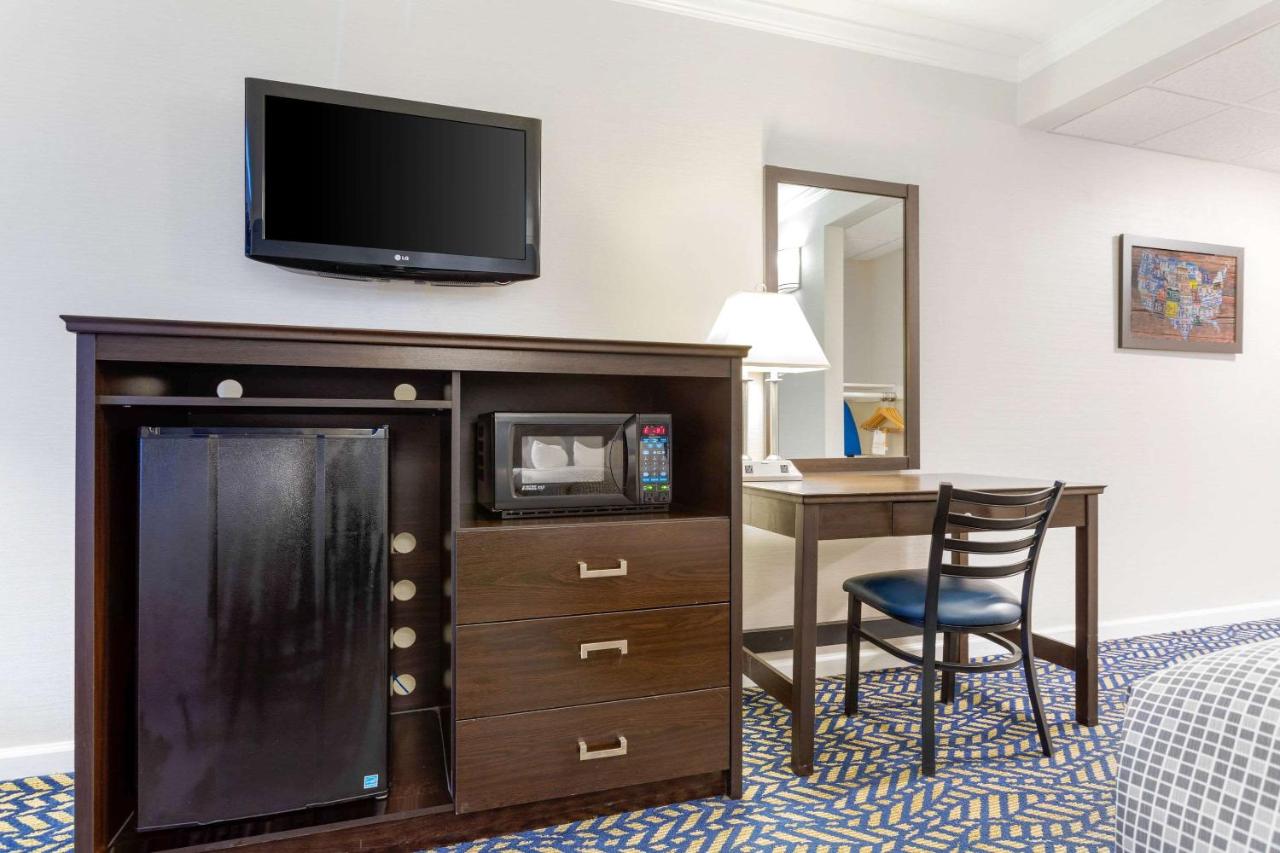 | Econo Lodge Hicksville