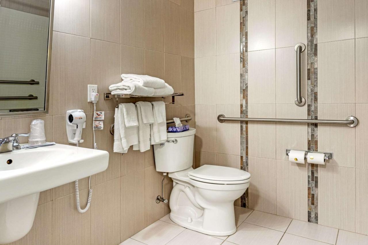 | Econo Lodge Hicksville