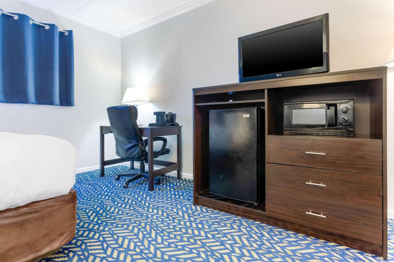 | Econo Lodge Hicksville