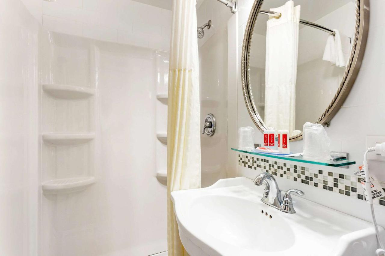 | Econo Lodge Hicksville