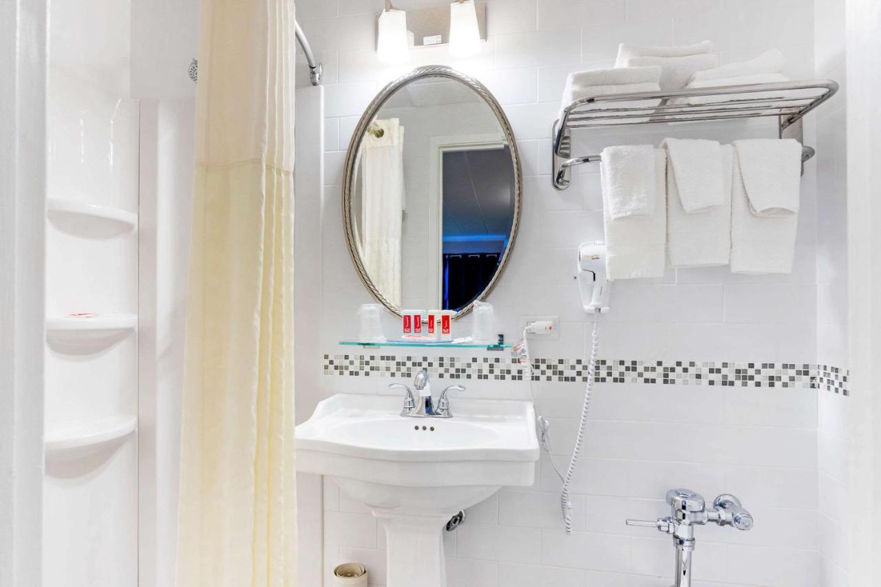 | Econo Lodge Hicksville