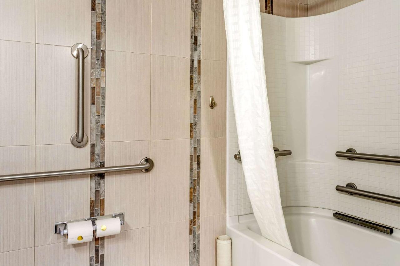 | Econo Lodge Hicksville