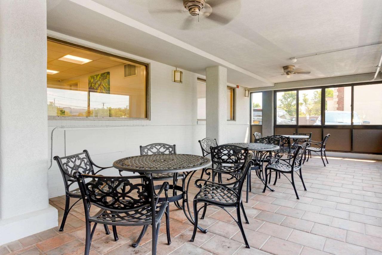 | Econo Lodge Hicksville