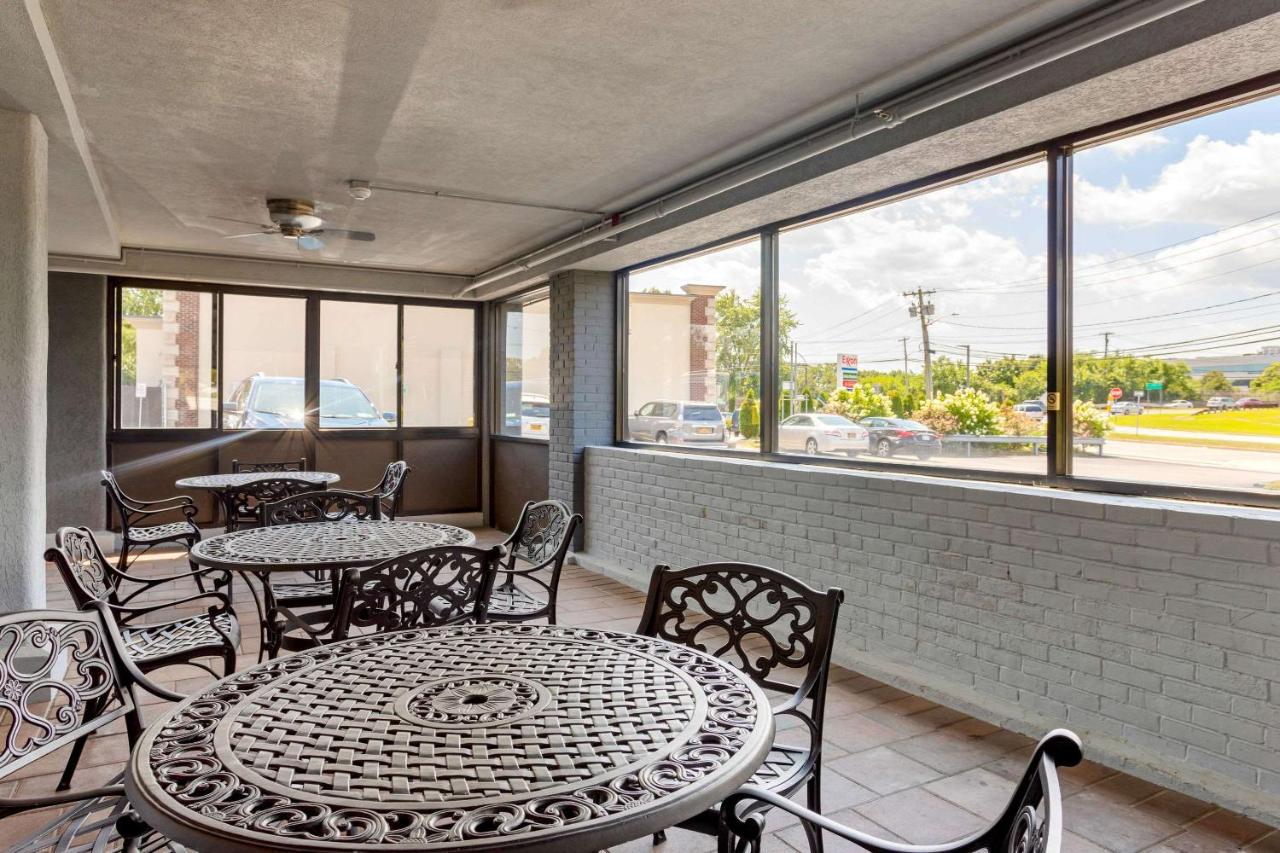 | Econo Lodge Hicksville