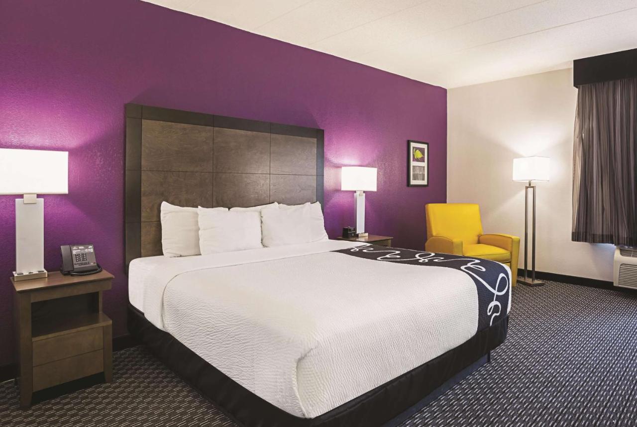 Deluxe King Room at La Quinta Inn & Suites by Wyndham Virginia Beach