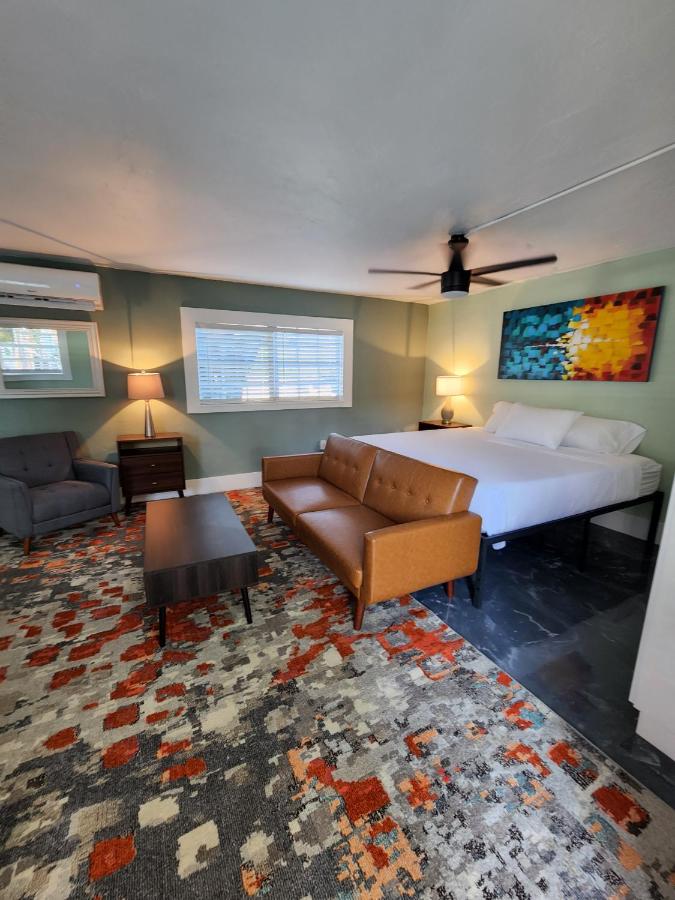 | Breezy Palms Resort