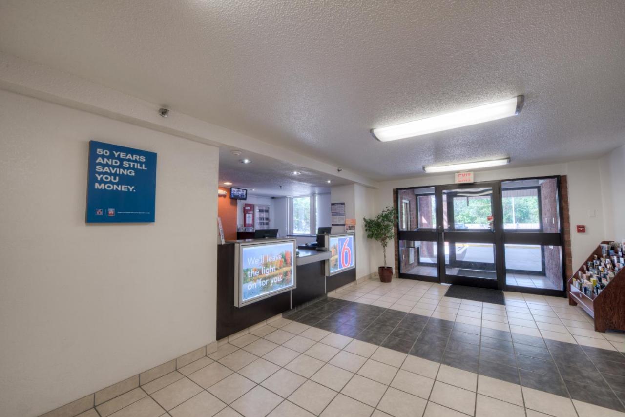 | Motel 6-Branford, CT - New Haven
