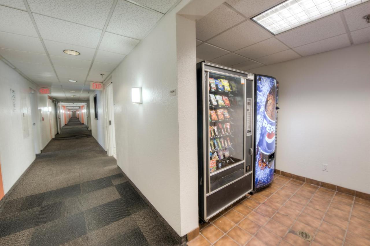 | Motel 6-Branford, CT - New Haven