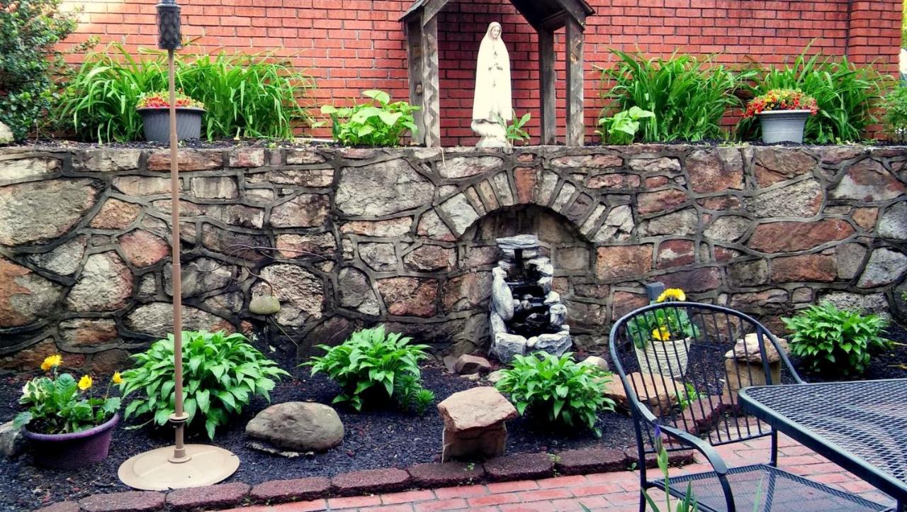 | Maria's Garden & Inn