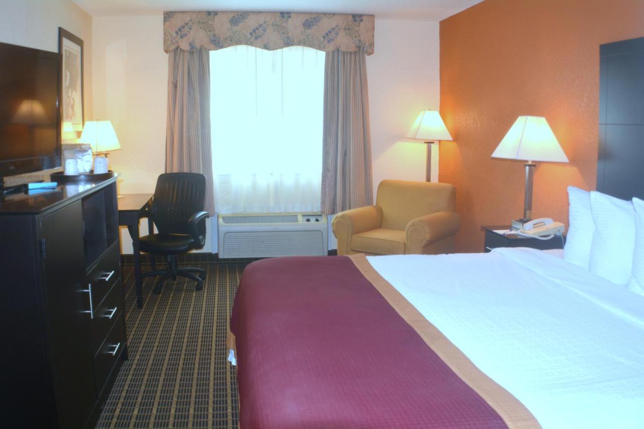 King Room - Non-Smoking at Baymont by Wyndham Muskegon