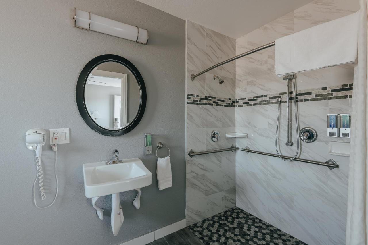 Deluxe Queen Room Disability Access - Downstairs, Non-Smoking, No Pets at Sea Air Inn & Suites - Downtown - Restaurant Row