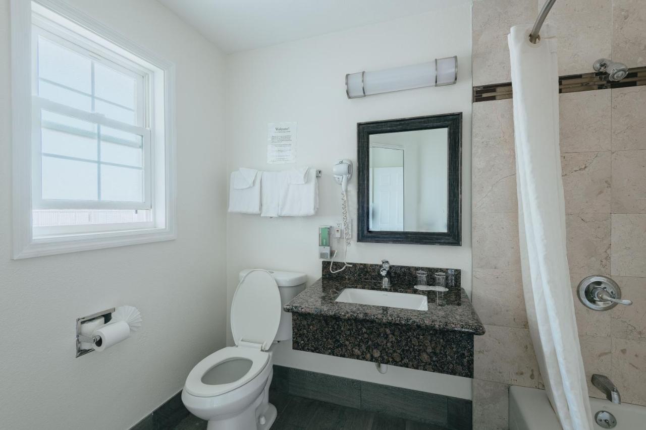 Deluxe Two Queen Bed Room - Upstairs, Non-Smoking, No Pets at Sea Air Inn & Suites - Downtown - Restaurant Row
