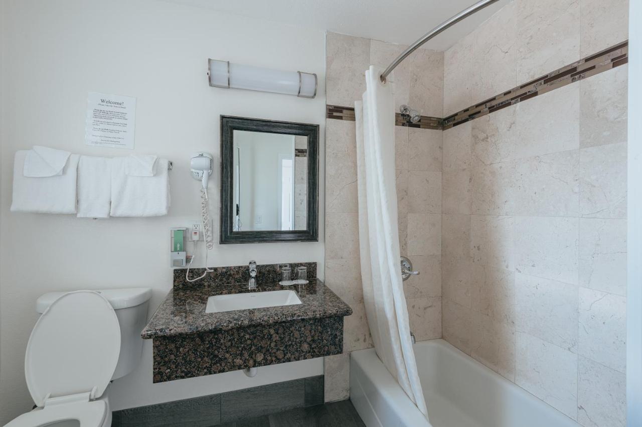 Deluxe Two Queen Bed Room - Upstairs, Non-Smoking, No Pets at Sea Air Inn & Suites - Downtown - Restaurant Row